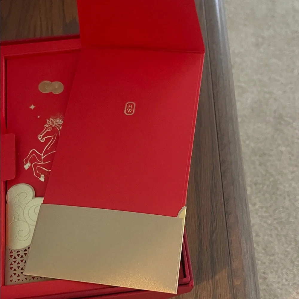 Harry Winston Luxurious Red Gift Set - Picture 3 of 3